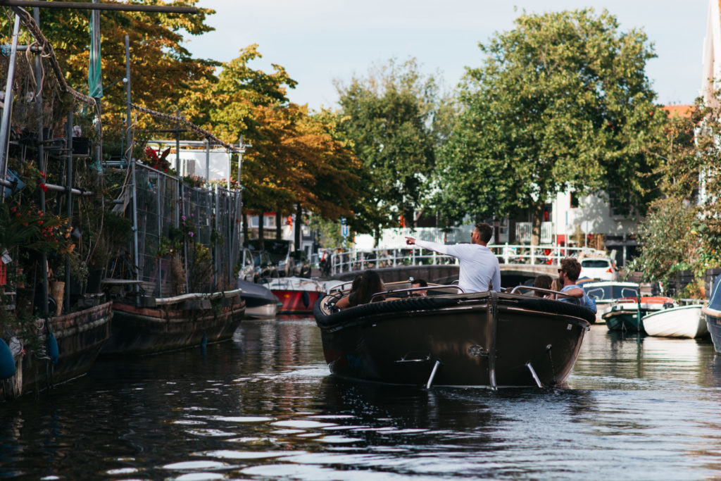 Open sloep rondvaart op de Burgwal in Haarlem